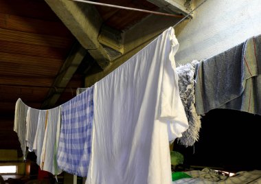 Çamaşır iplerinde paçavralar ve paçavralar