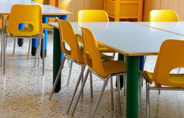 Okulun sınıfında sarı küçük sandalyeler