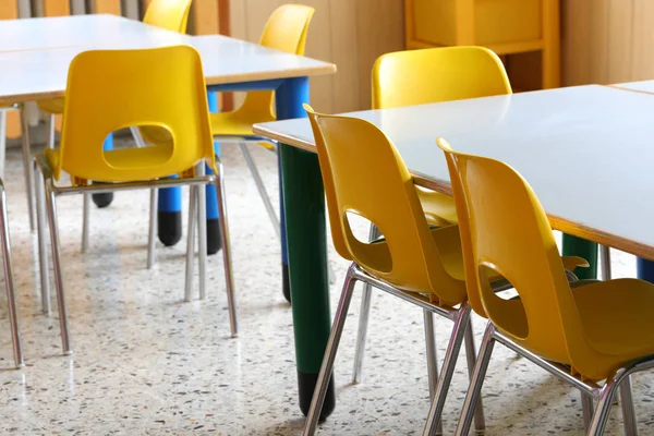 Cadeiras pequenas e algumas mesas na sala de aula — Fotografia de Stock