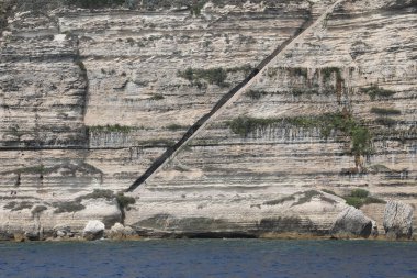 Korsika 'daki Bonifacio Kasabası' ndaki kayanın üzerinde uzun bir merdiven var.
