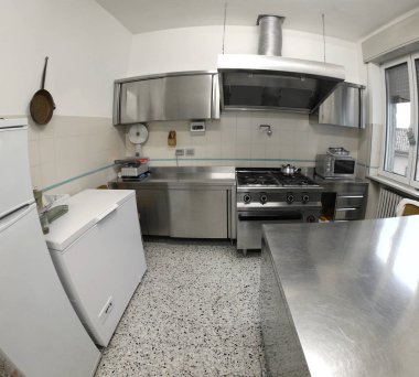 Geniş mutfağın içinde büyük bir soba var.