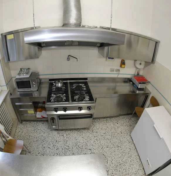 Keuken met de enorme afzuigkap en de kachel gefotografeerd — Stockfoto