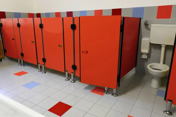 Röd dörr i ett badrum — Stockfoto