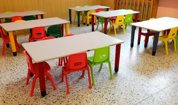 Creche escola refeitório sem crianças com cadeiras coloridas — Fotografia de Stock