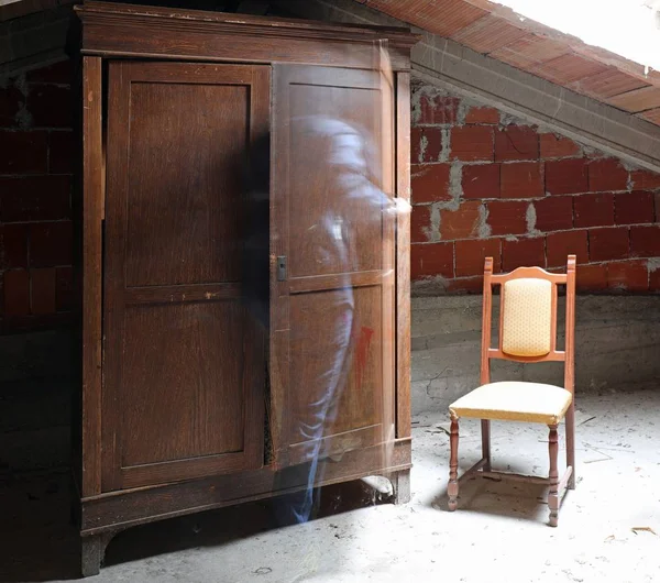 Duch chlapce vstup výstup z dřevěné skříně — Stock fotografie