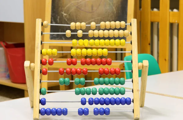 Abacus de madera con muchas cuentas pequeñas en el aula —  Fotos de Stock