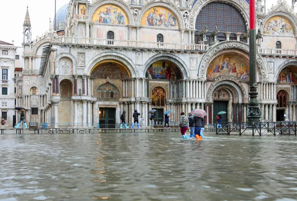 Basilica of Saint Mark in Venice in Italy with high tide and the — ストック写真