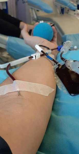 Donors arm under bloddonationen på hospitalet - Stock-foto