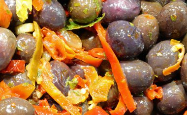 büyük siyah zeytin ve biber