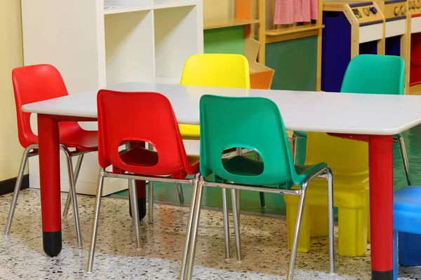 Piccole sedie colorate nella scuola — Foto Stock
