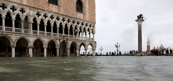 Acqua alta a Venezia in Italia — Foto Stock