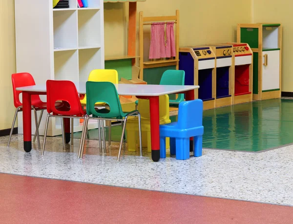 Binnen in de kleuterschool met kleine tafel en stoeltjes — Stockfoto