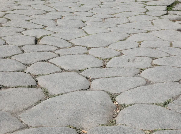 Muitas pedras de uma antiga estrada romana — Fotografia de Stock