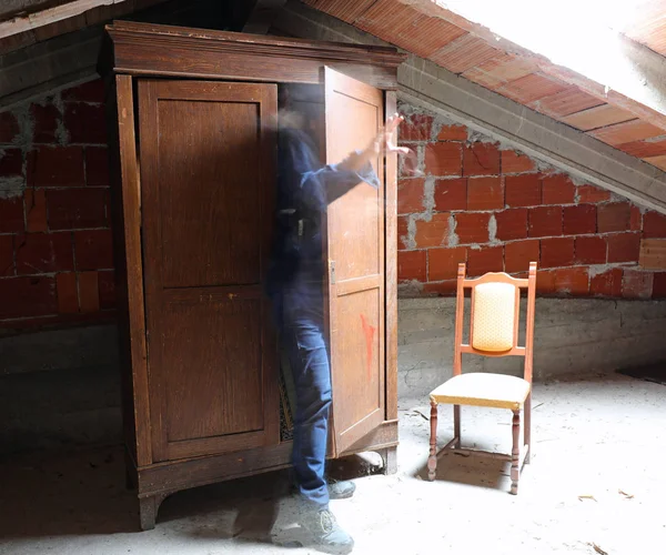 Ghost esce da un vecchio armadio di legno — Foto Stock