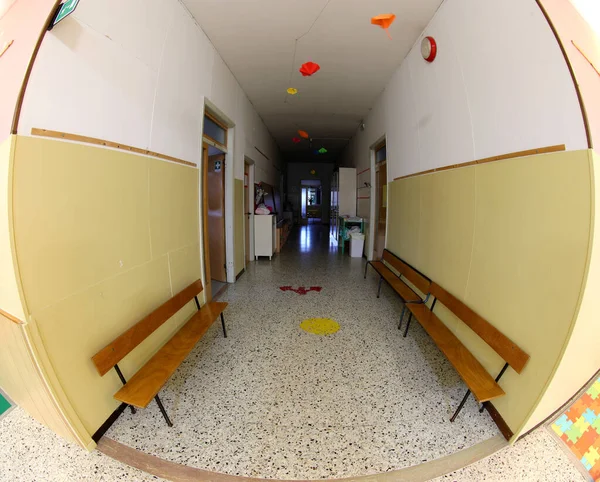 Longo corredor de uma escola por lente de fisheye — Fotografia de Stock