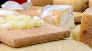 Tahta doğrama tahtası, peynir parçaları.