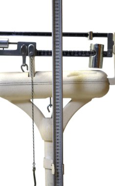 Ağırlık ölçmek için klasik ölçü ve çocukları ölçmek için de mezun olmuşlar.