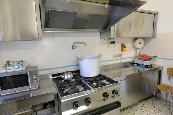 Cozinha com exaustor e fogão com uma panela enorme — Fotografia de Stock