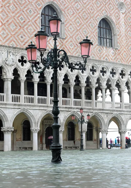 Lâmpada de rua grande e palácio ducal em Veneza e água alta — Fotografia de Stock