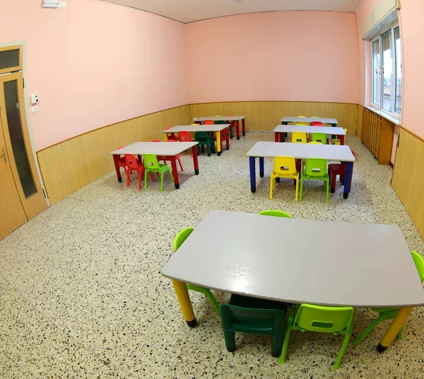 Klaslokaal met stoelen en tafels zonder kinderen — Stockfoto
