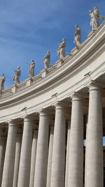 Säulen auf dem Petersplatz in Vatikan — Stockfoto