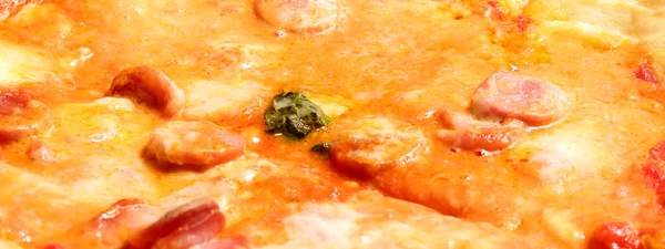 Pizza met tomatensaus en mozzarella kaas — Stockfoto