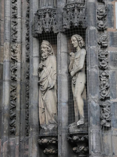 Nuremberg, Alemania - 15 de agosto de 2017: Estatuas de la Antigua Catedral —  Fotos de Stock