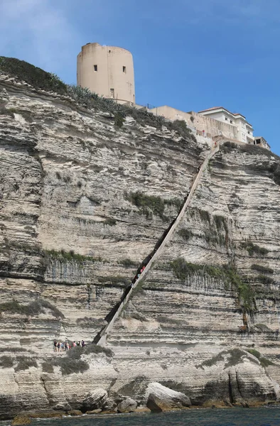 Широкая длинная лестница на скалах Арагонских Королей — стоковое фото