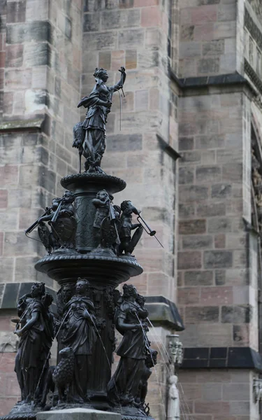 Нюрнберг, Німеччина - 15 серпня 2017: фонтан зі статуями — стокове фото