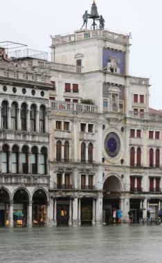 Ven 'de Mori Di Venezia adında iki heykeli olan çan kulesi.