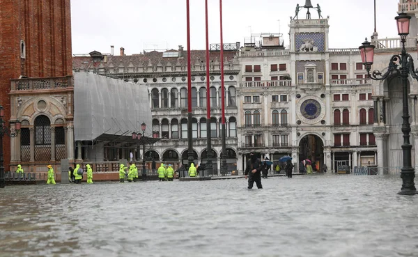 Plaza de San Marcos en Venecia durante la marea y el antiguo Cloc — Foto de Stock