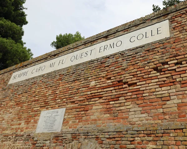 Recanati, MC, Italia - 2 novembre 19: famoso muro del poeta Giacom — Foto Stock