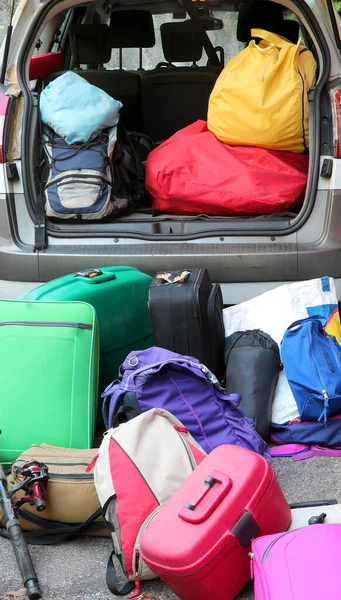 Bagages prêts à être chargés sur une voiture pour les vacances — Photo