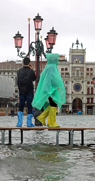 Lidé s kamaší a nepromokavými pláštěnkami během deště v P — Stock fotografie