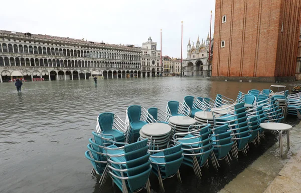 Chairs of a sidewalk cafe in Saint Mark Square in Venice Itay wi — Stock Photo, Image