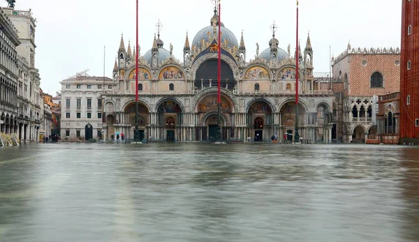 Piazza San Marco e l'acqua durante l'alluvione a Venezia — Foto Stock