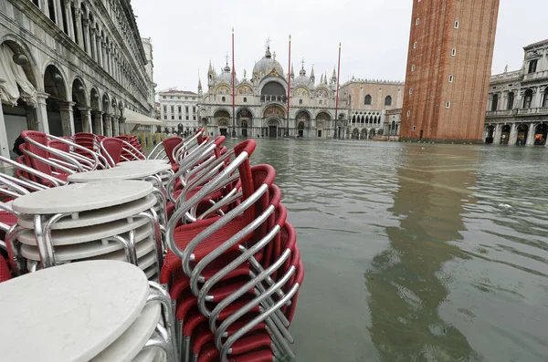 Sedie rosse di un caffè marciapiede in Piazza San Marco a Venezia arguzia — Foto Stock