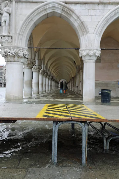 Passerella sopraelevata a Venezia durante la marea — Foto Stock