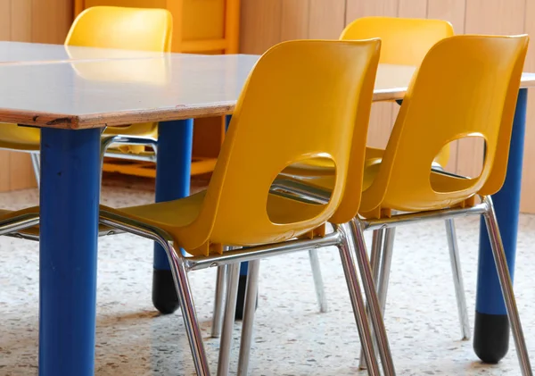 Cadeiras pequenas e uma pequena mesa na sala de aula — Fotografia de Stock