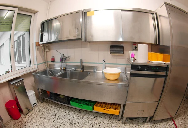 Cozinha larga sem pessoas — Fotografia de Stock