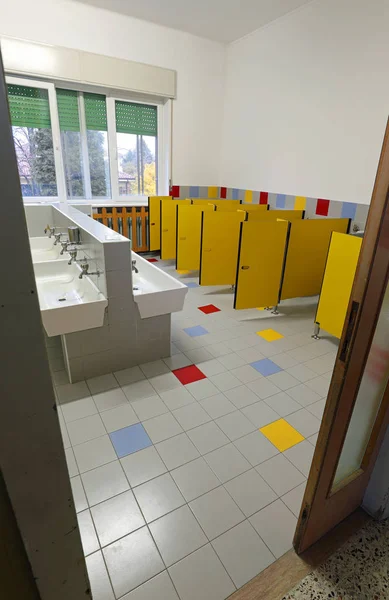 Dentro de um banheiro escolar sem crianças e com pias brancas — Fotografia de Stock