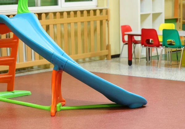 Zjeżdżalnia z tworzywa sztucznego na placu zabaw przedszkola — Zdjęcie stockowe