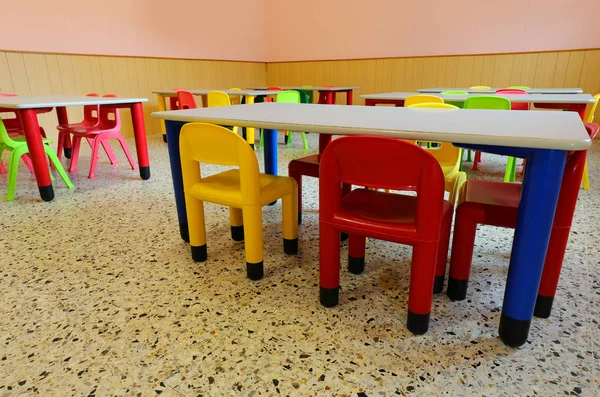 Okulun küçük sandalyeleri ve masaları olan odası. — Stok fotoğraf