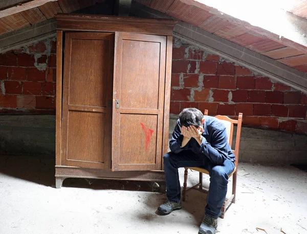Drewniana szafa i smutny człowiek — Zdjęcie stockowe