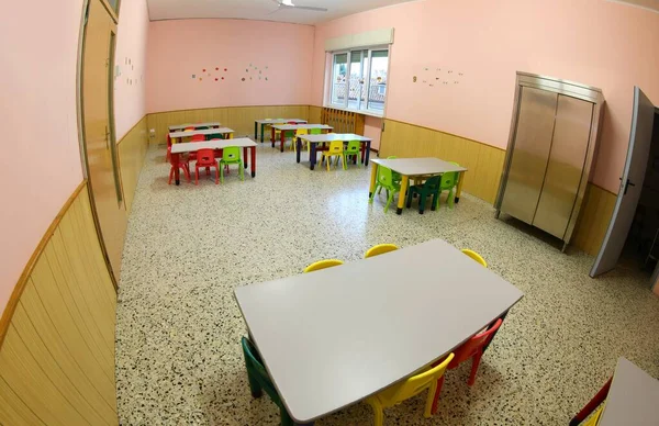 Обеденный зал с маленькими стульями и столами для школы для детей — стоковое фото