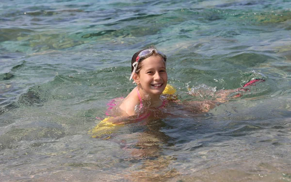 Sehr glückliches kleines Mädchen auf dem Meer — Stockfoto