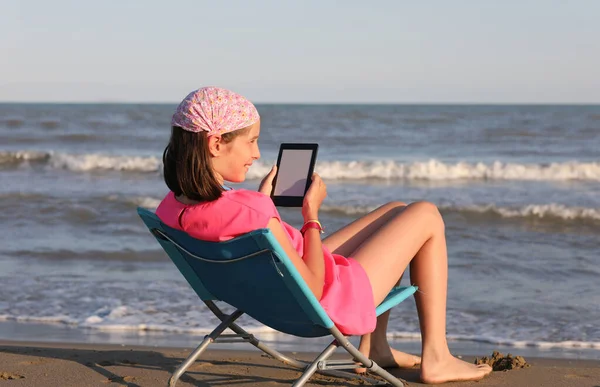 Young girl reads her ebook — Stock Photo, Image