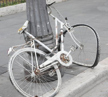 kırık beyaz bisiklet