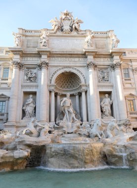 Roma 'da Fontana di Trevi adında ünlü bir çeşme.