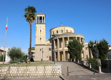 İtalya 'daki Aquino Town' da çan kulesi olan antik kilise.
